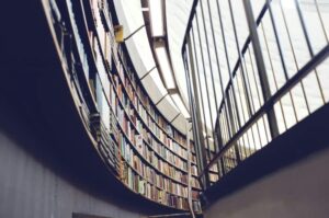 Rundbibliothek mit zahlreichen Regalen voller Bücher.