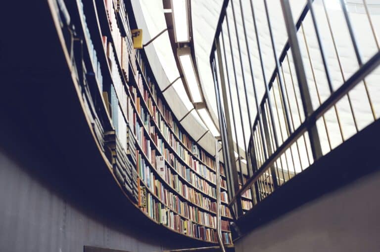 Rundbibliothek mit zahlreichen Regalen voller Bücher.