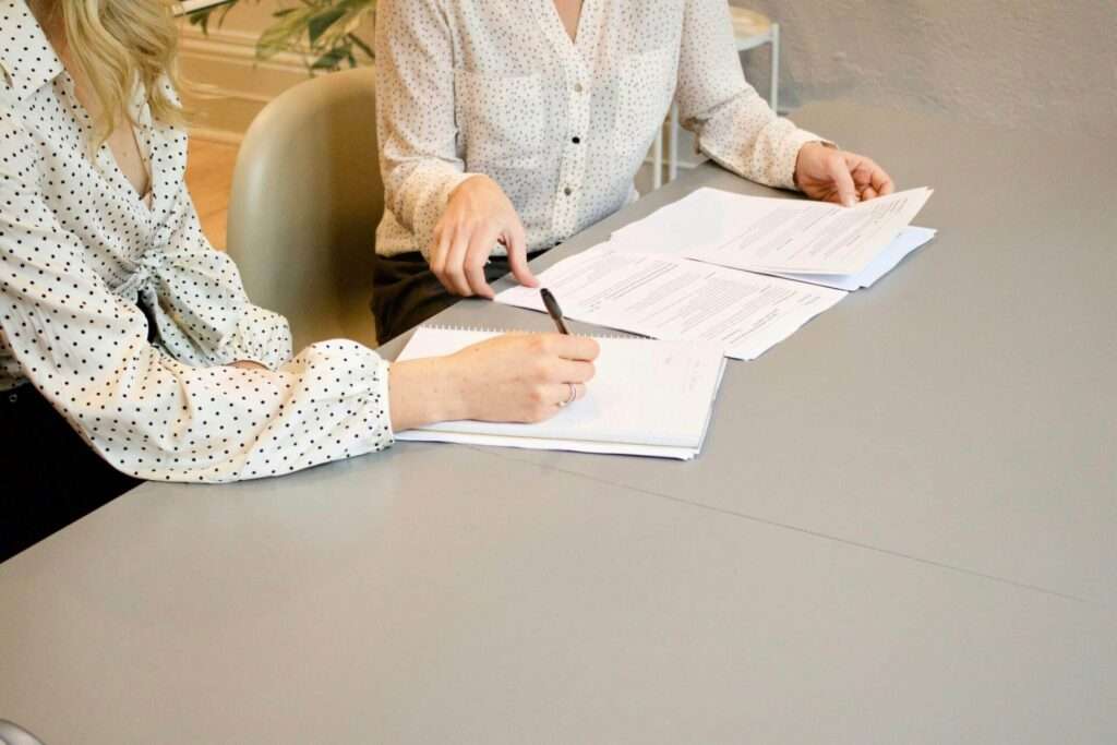 Personen prüfen Dokumente am Tisch