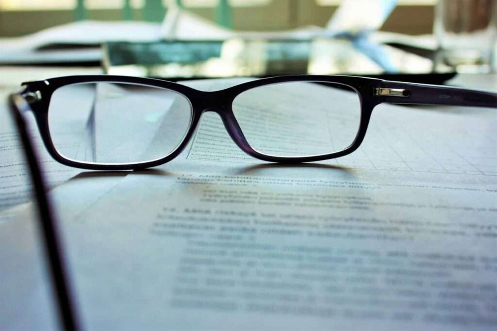 Brille auf Dokumenten nahaufnahme