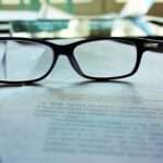 Brille auf Dokumenten nahaufnahme