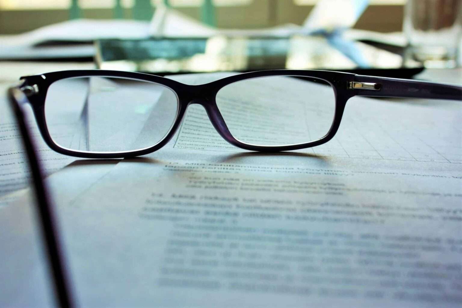Brille auf Dokumenten nahaufnahme
