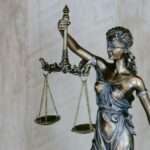 Justitia-Statue mit Waage und Schwert
