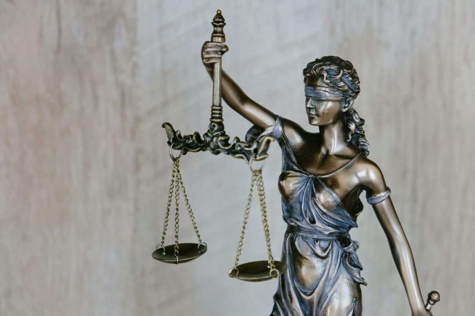 Justitia-Statue mit Waage und Schwert