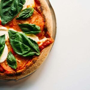 Pizza mit Tomaten, Mozzarella und Basilikum