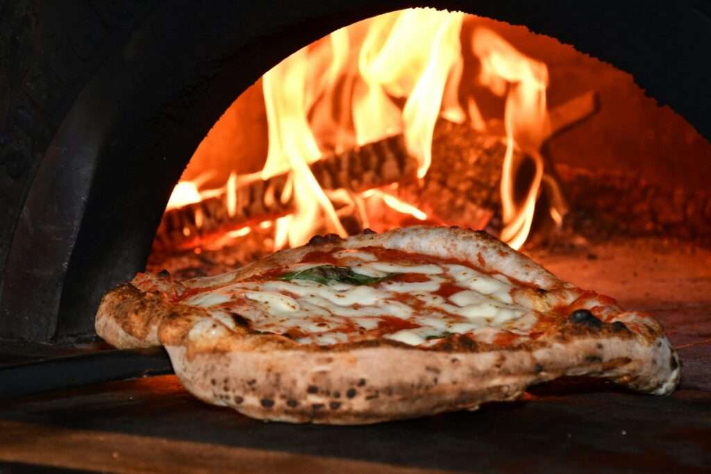 Pizza im Holzofen gebacken